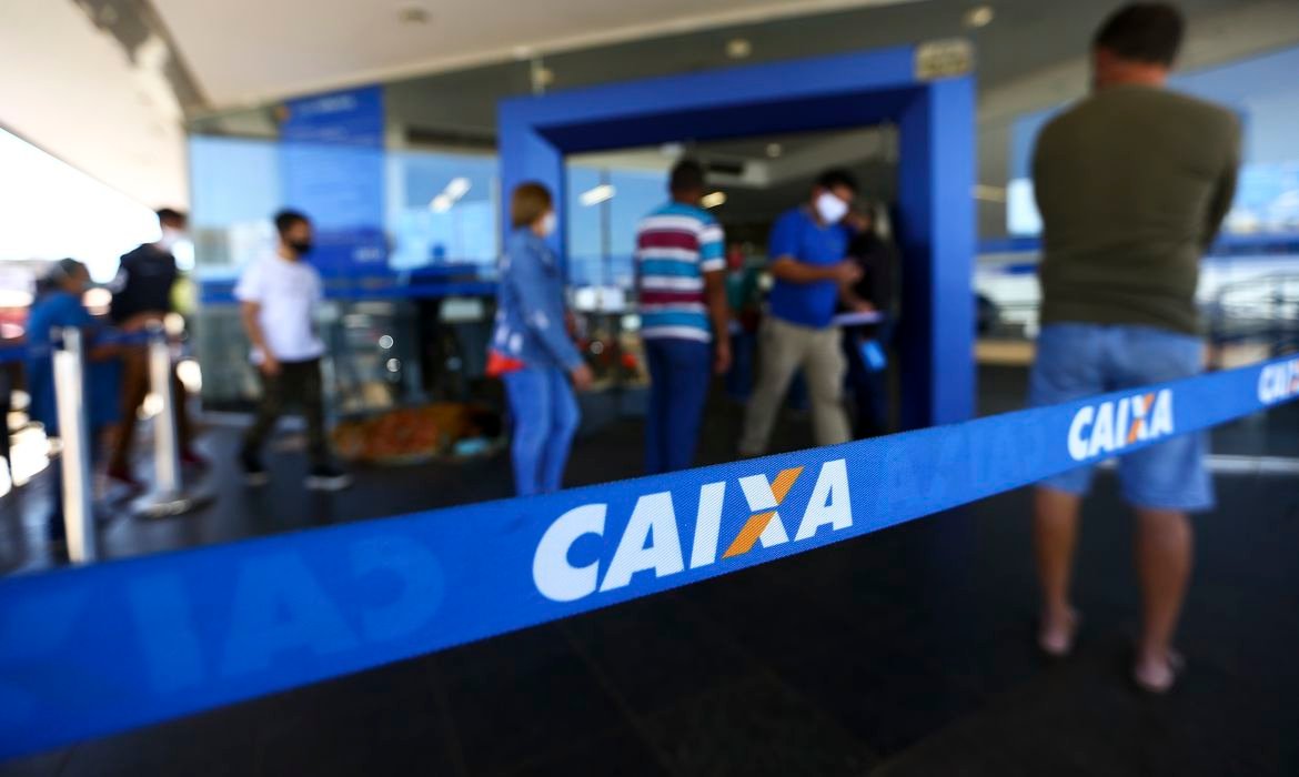 Caixa paga auxílio emergencial a nascidos em abril