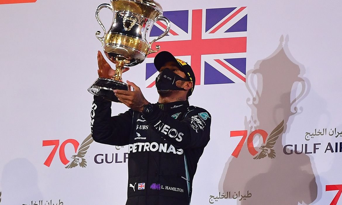Hamilton segura Verstappen e abre temporada da F-1 com vitória no Bahrein
