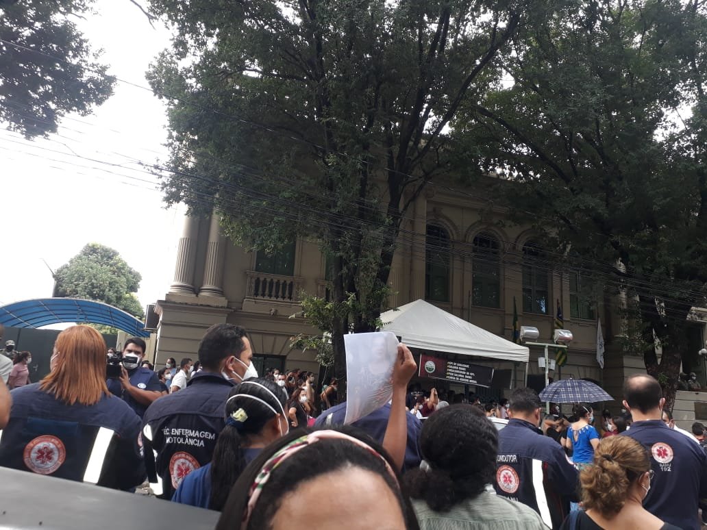 Profissionais de saúde paralisam atividades em Teresina