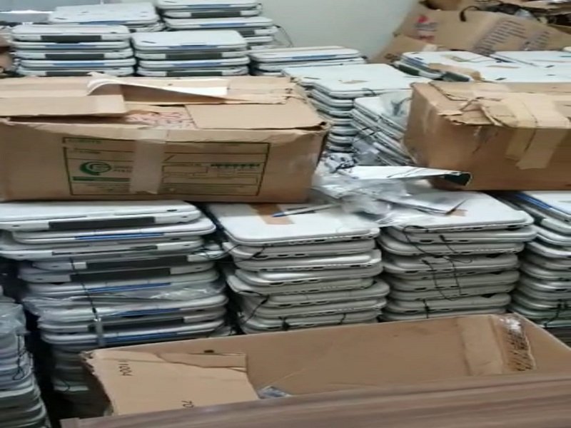 Três mil tablets da rede municipal são encontrados abandonados desde 2014