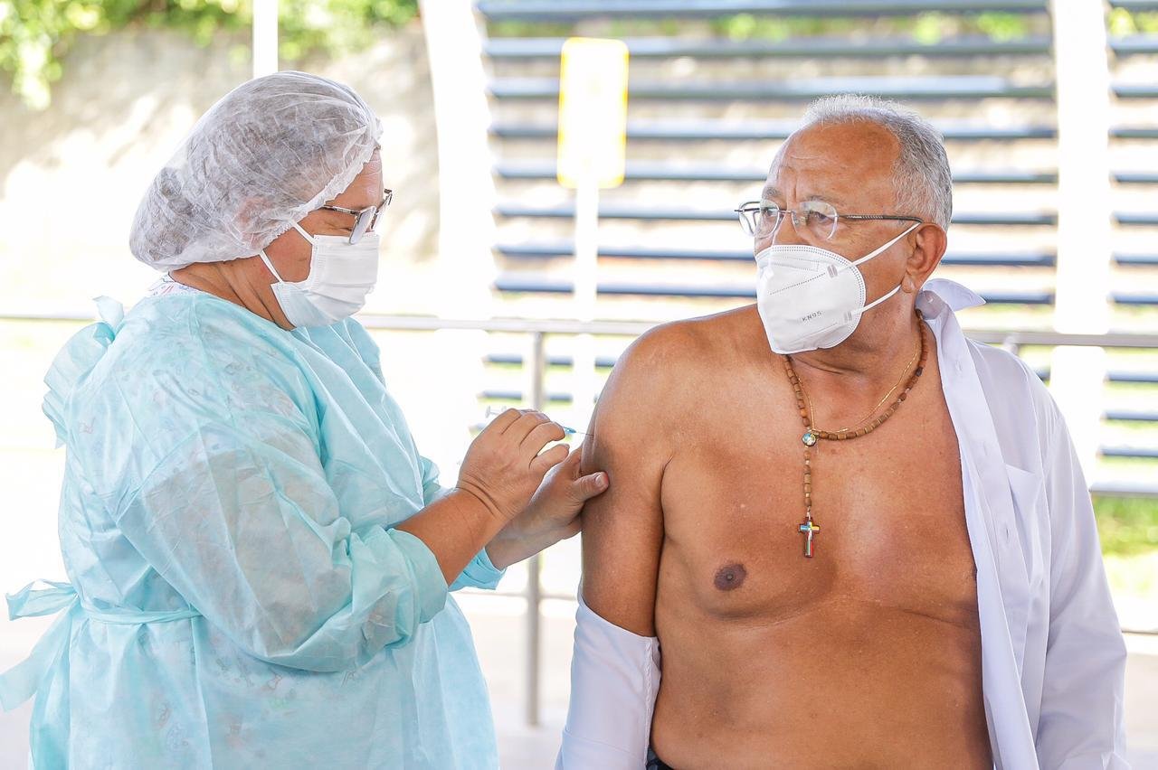 Dr Pessoa recebe segunda dose da vacina contra o coronavírus