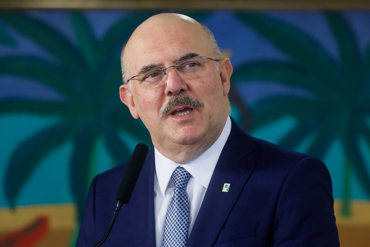 Ministro da Educação chega ao Piauí para entrega de ônibus escolar