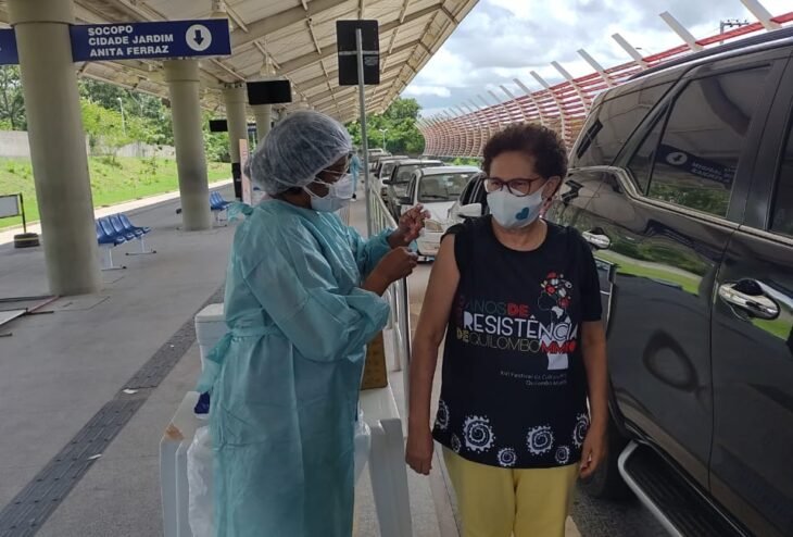Regina Sousa recebe 2ª dose da vacina contra a Covid-19