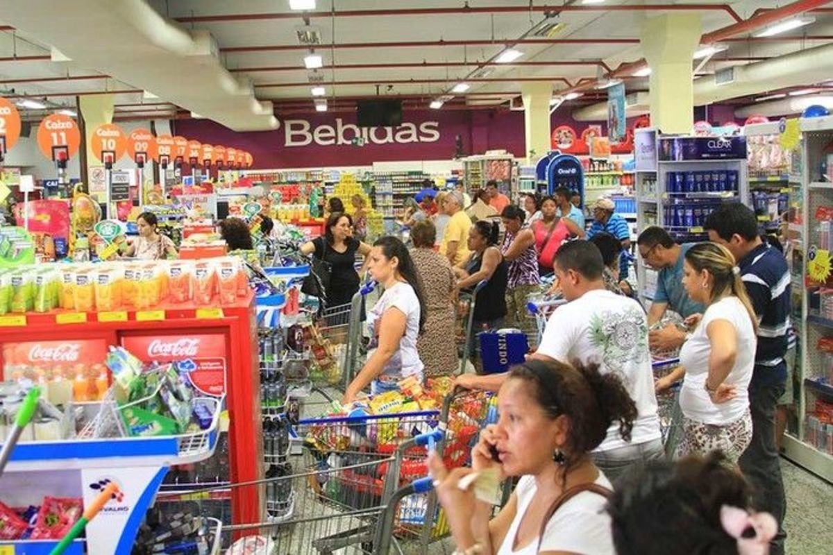 Em novo decreto, Governo autoriza supermercados funcionarem até as 23h