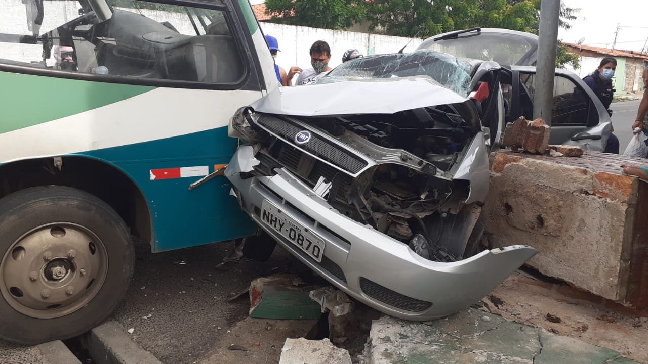 Colisão entre micro-ônibus e carro de passeio deixa três pessoas feridas em Teresina