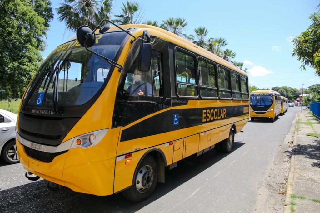 Ministro da Educação chega ao Piauí para entrega de ônibus escolar