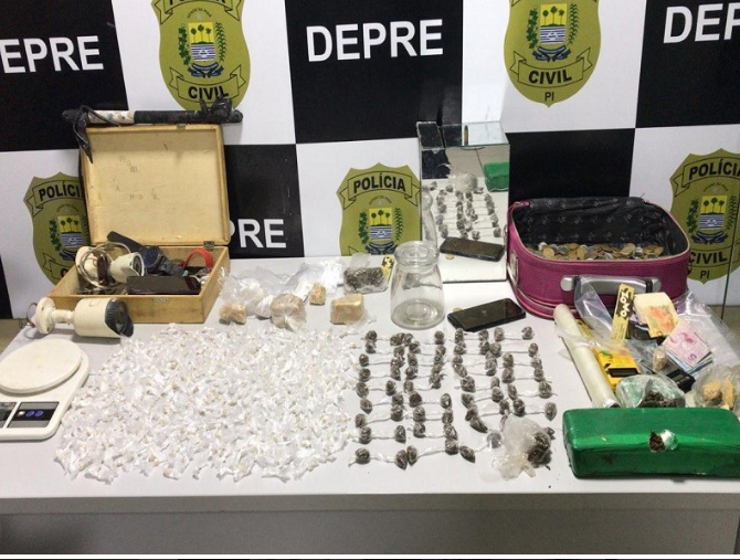 Depre prende suspeito de tráfico e apreende drogas