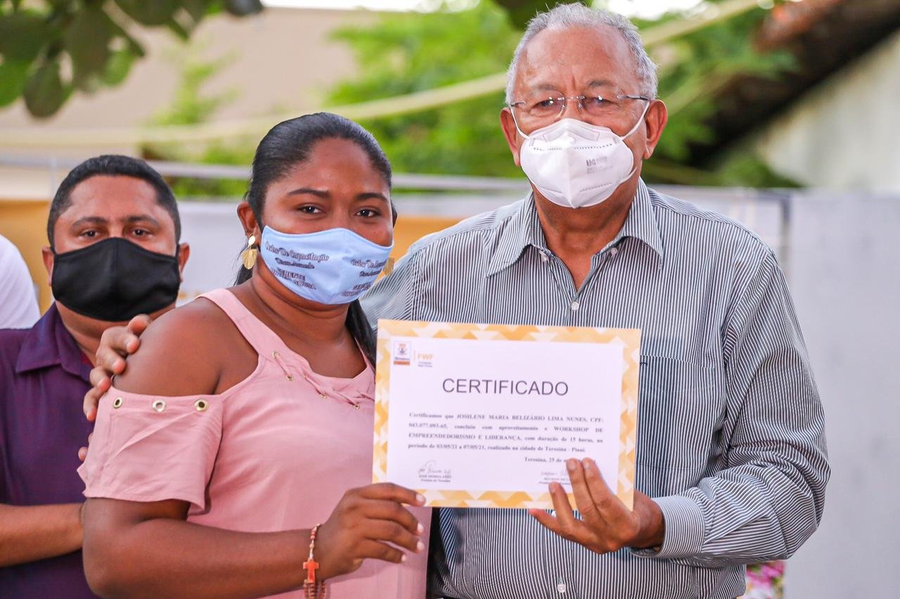 Dr. Pessoa faz a entrega certificados de conclusão de curso profissionalizante