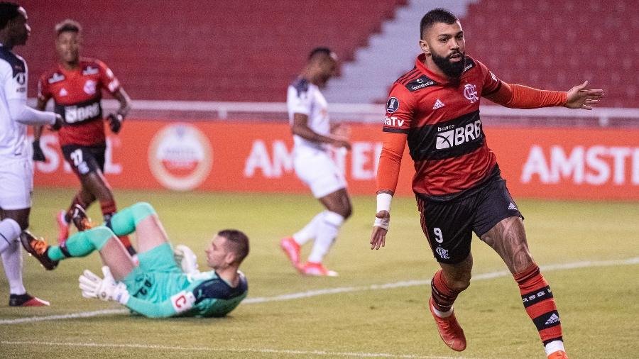 Flamengo vence LDU com dois de Gabigol