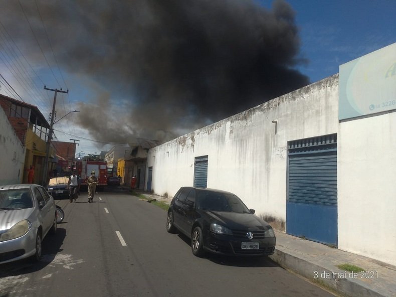 Incêndio atinge prédio no Centro de Teresina