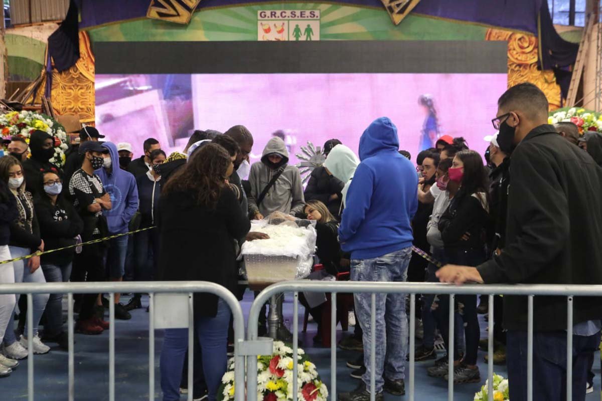 Corpo de MC Kevin deixa velório sob aplausos