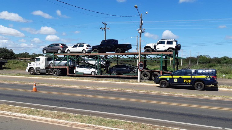 Caminhoneiro é preso pela PRF acusado de transportar veículo roubado em cegonha