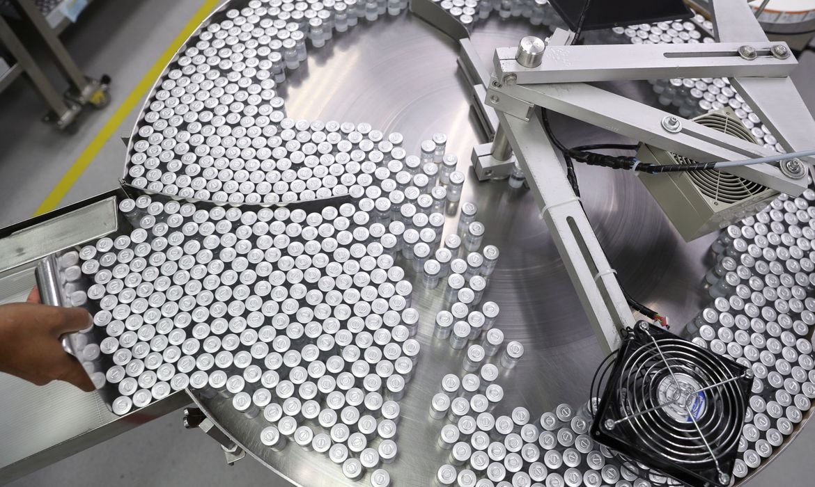 Fiocruz recebe no sábado ingrediente para 18 milhões de doses, diz governo