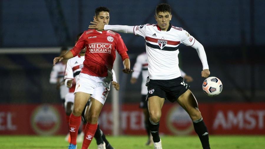 São Paulo empata com Rentistas e adia classificação
