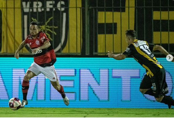 Flamengo bate Voltaço com três gols de Pedro e encaminha vaga na final