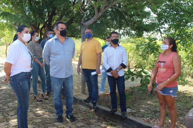 Teresa Britto e Ciro Nogueira visitam terreno de parque ambiental