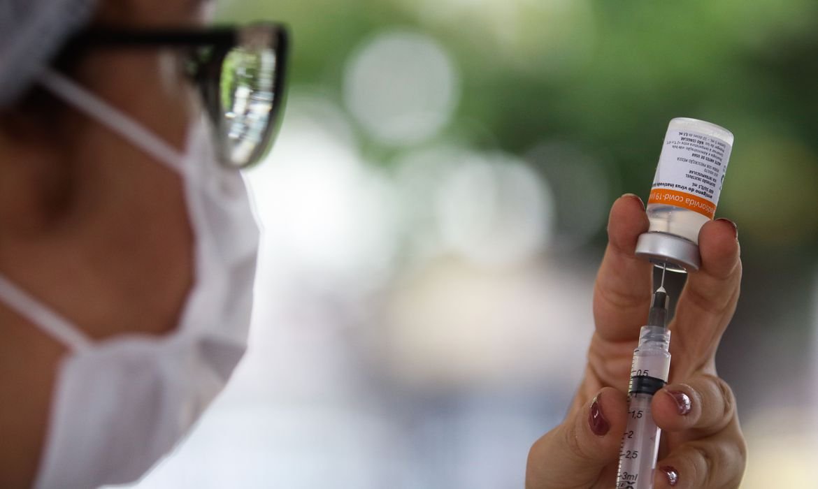 Garis, jornalistas e oficiais de justiça podem agendar vacina contra a covid-19