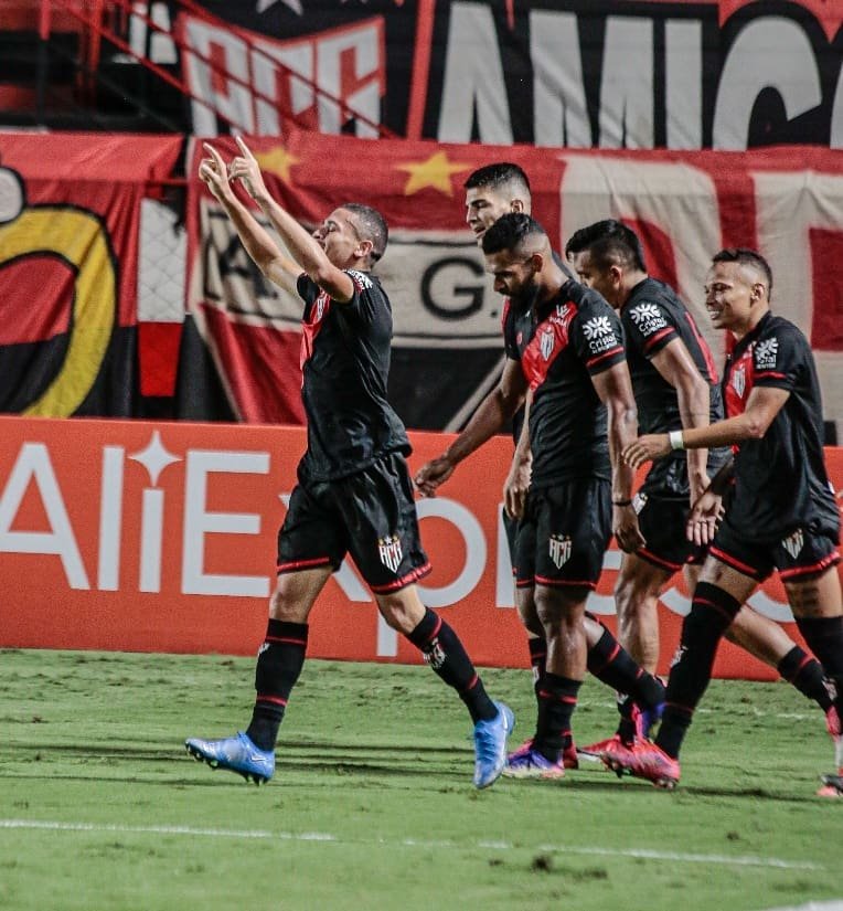 Atlético-GO aproveita falhas do São Paulo e vence mais uma no Brasileirão