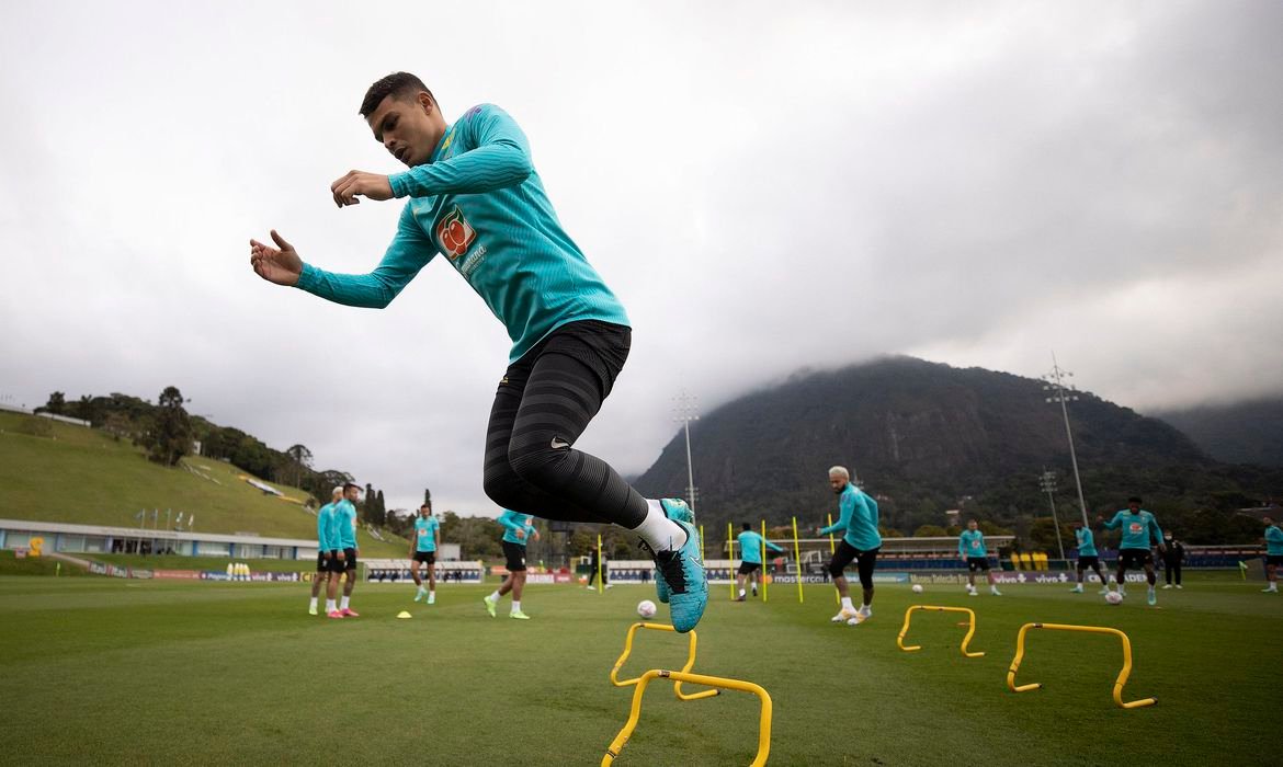 Brasil treina para enfrentar Colômbia na Copa América
