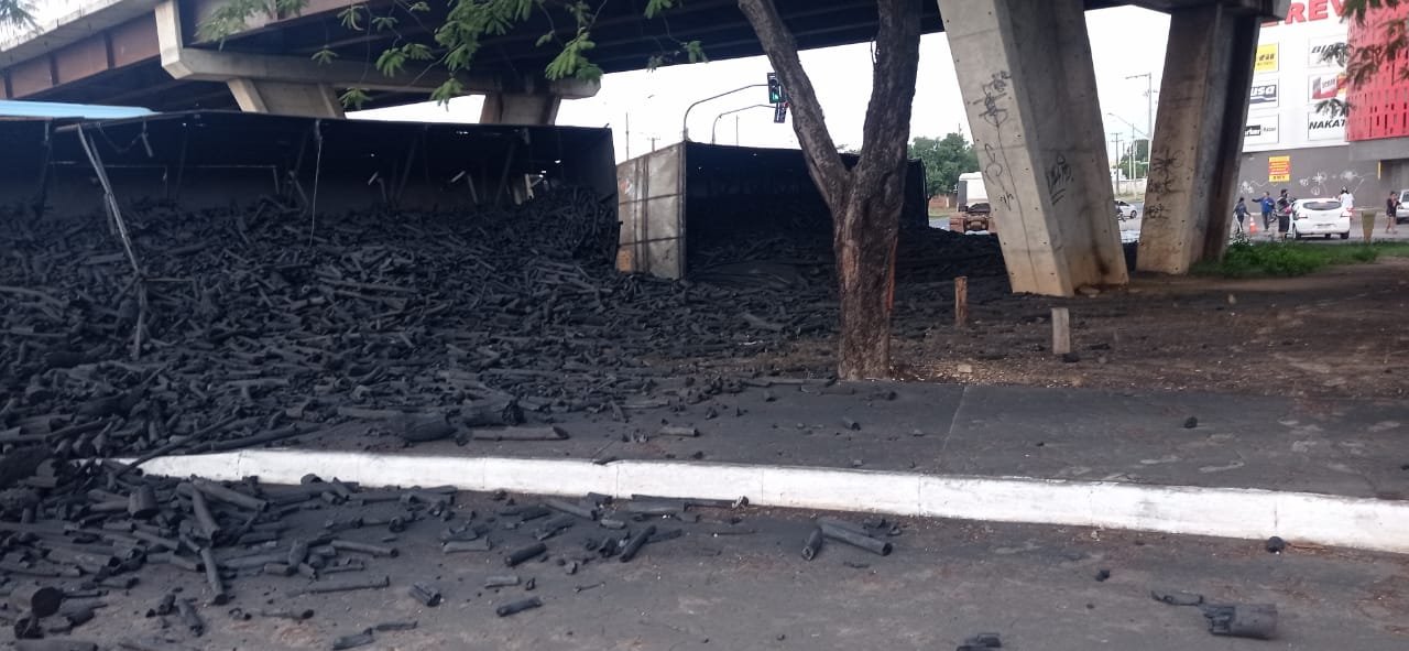 Carreta com carga de carvão tomba no viaduto da Miguel Rosa