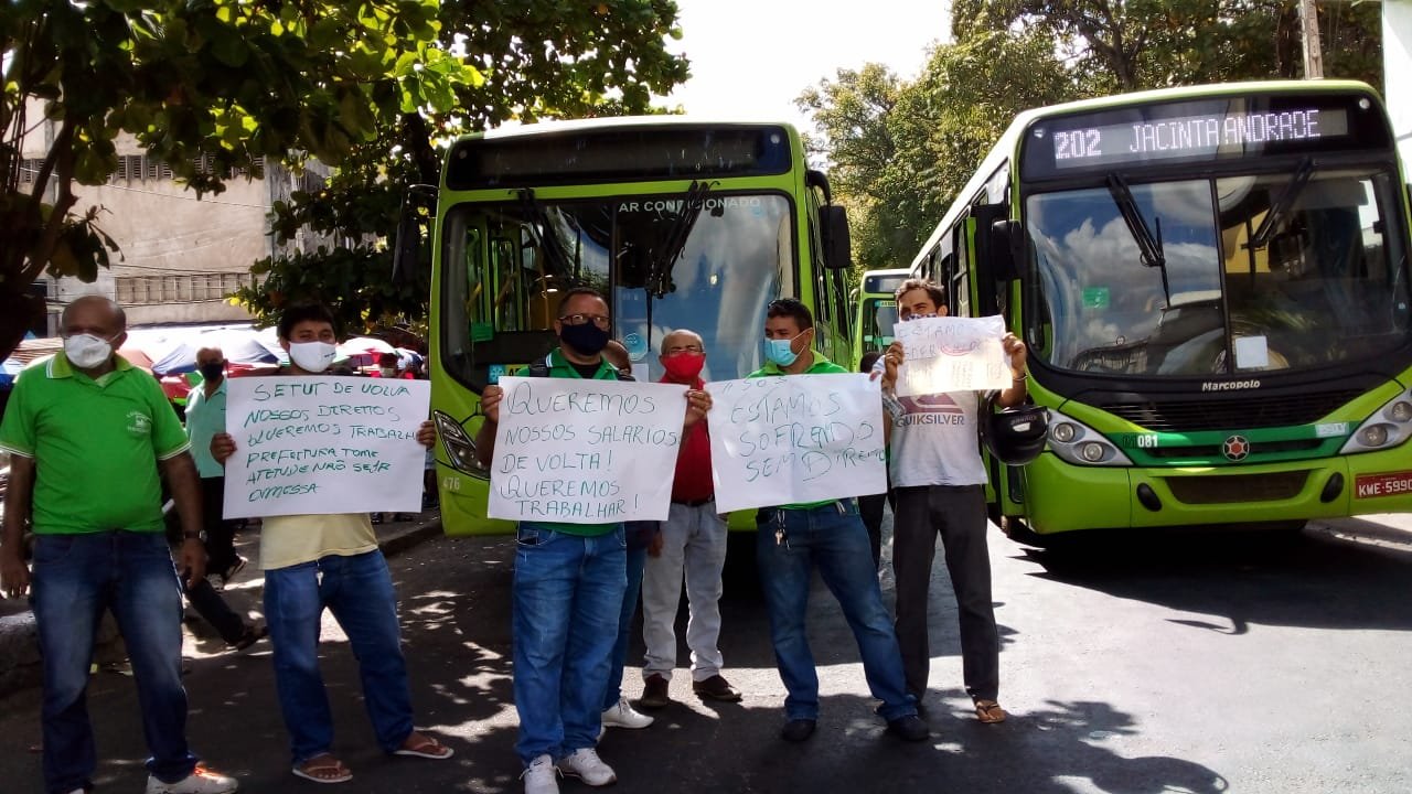 Motoristas e cobradores de ônibus fazem paralisação em Teresina