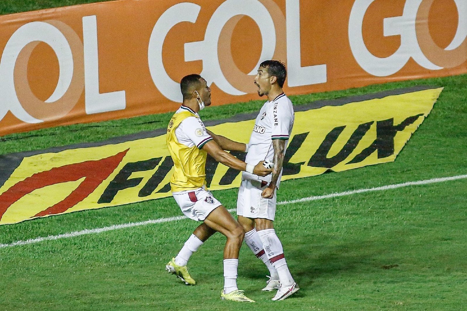 Fluminense vira sobre Sport com dois de Lucca