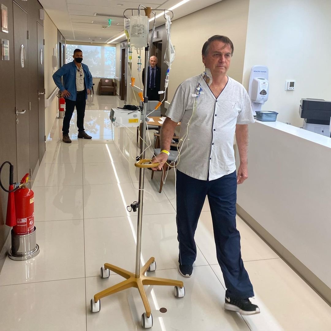 Bolsonaro inicia alimentação bem, mas não tem previsão de alta, diz boletim
