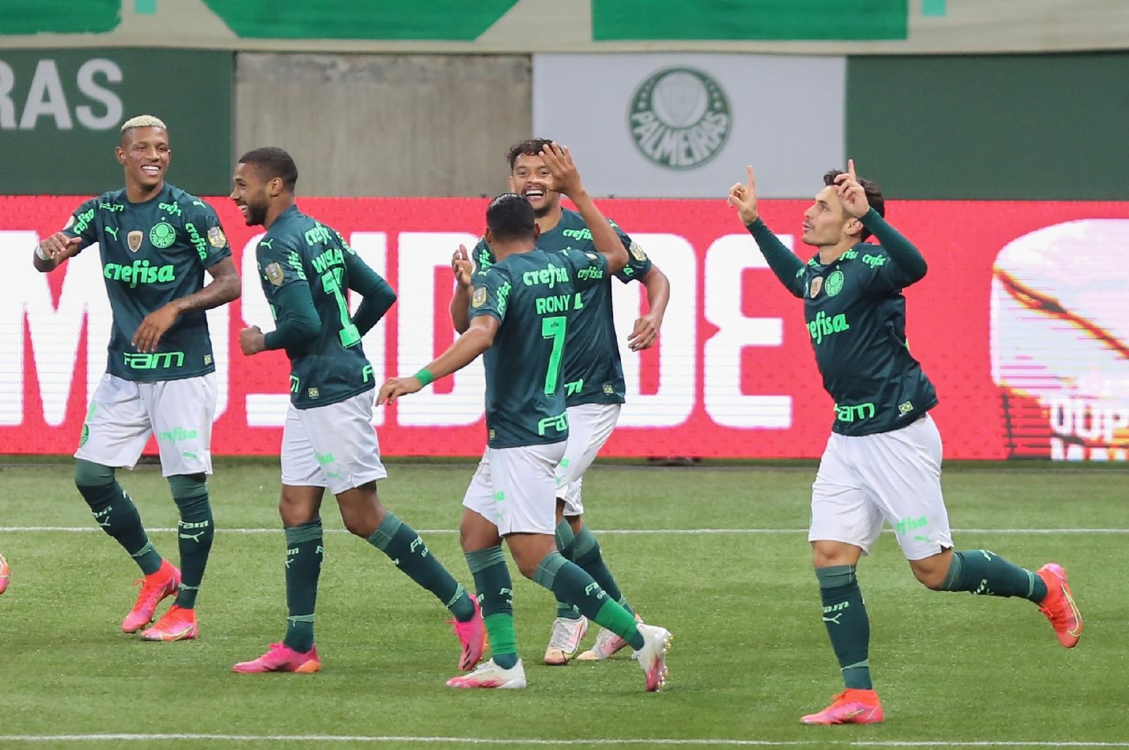 Palmeiras bate o Grêmio e assume a liderança do Campeonato Brasileiro