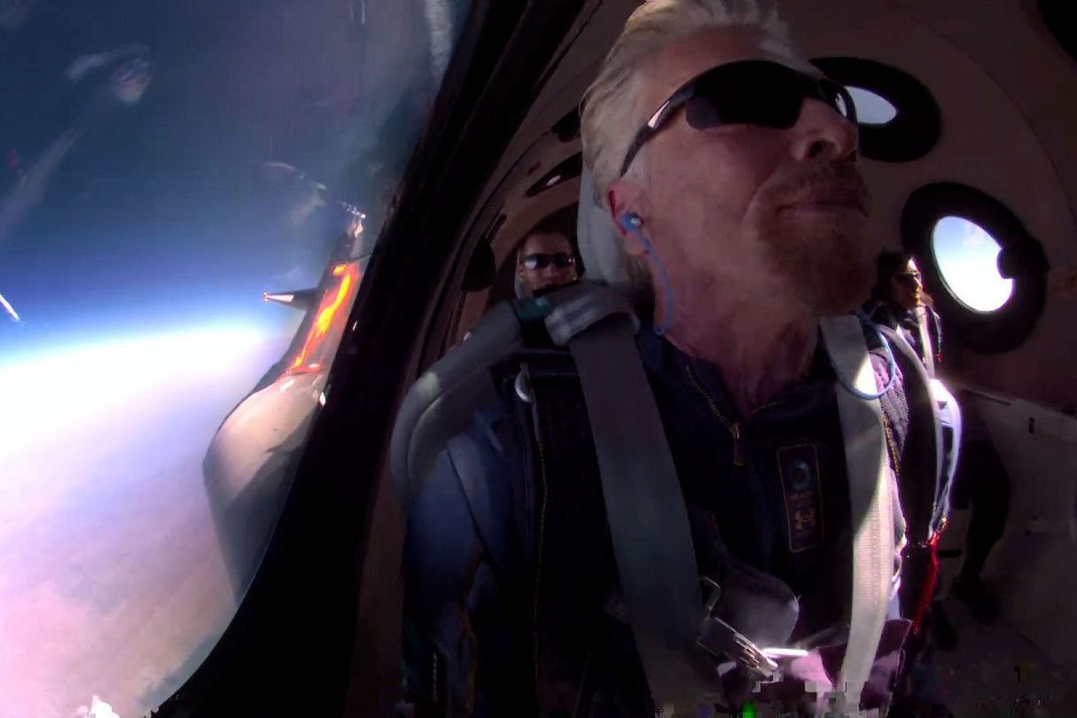 Richard Branson completa 1ª missão turística ao espaço