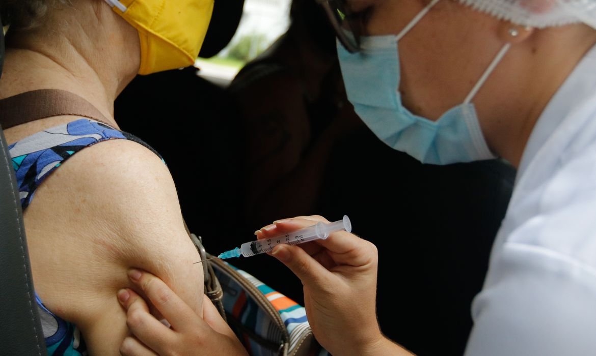 Covid: FMS segue com vacinação em UBS, shoppings e agendamento