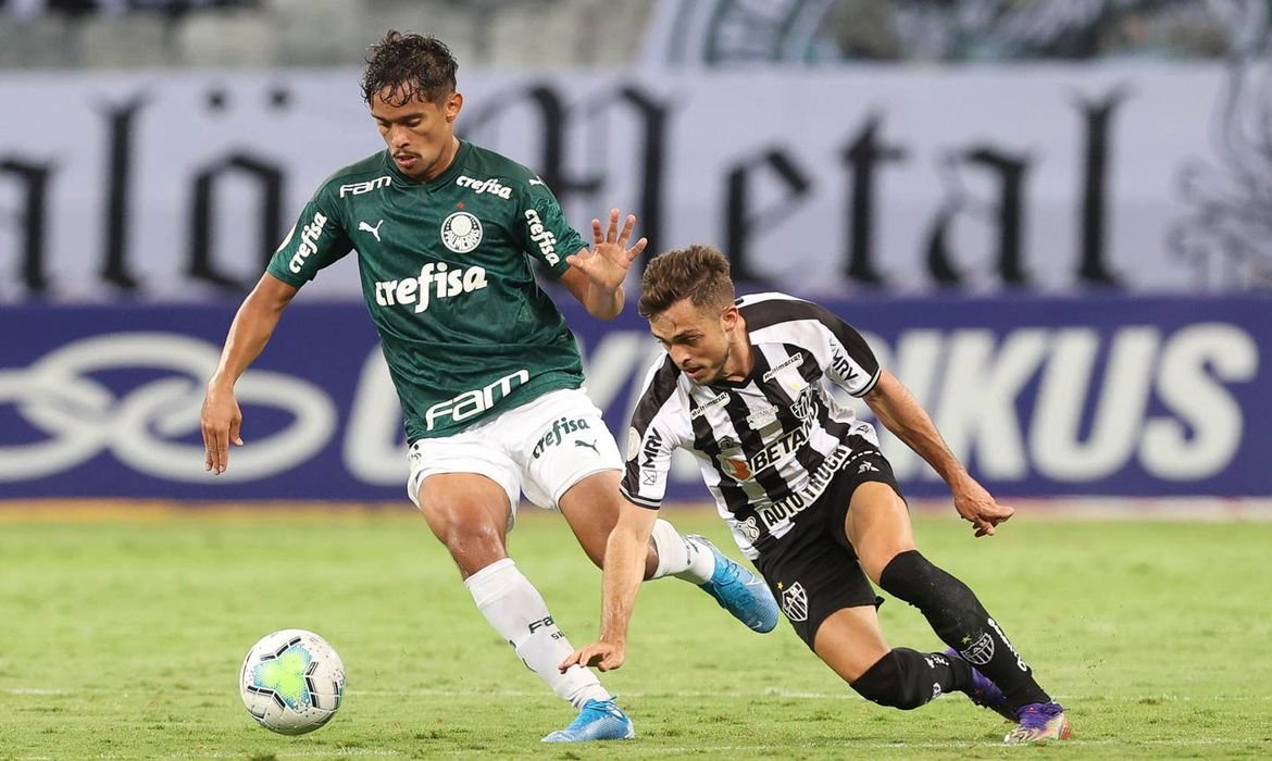 Atlético-MG vence Palmeiras e dispara na liderança