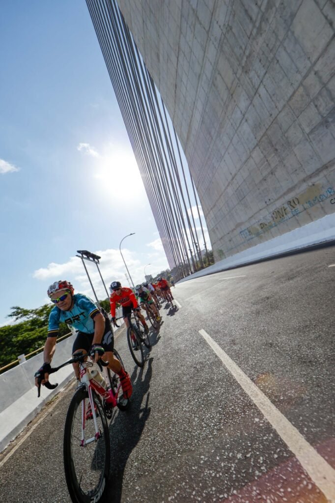 Atletas homenageiam a capital do Piauí no GP Teresina de Ciclismo