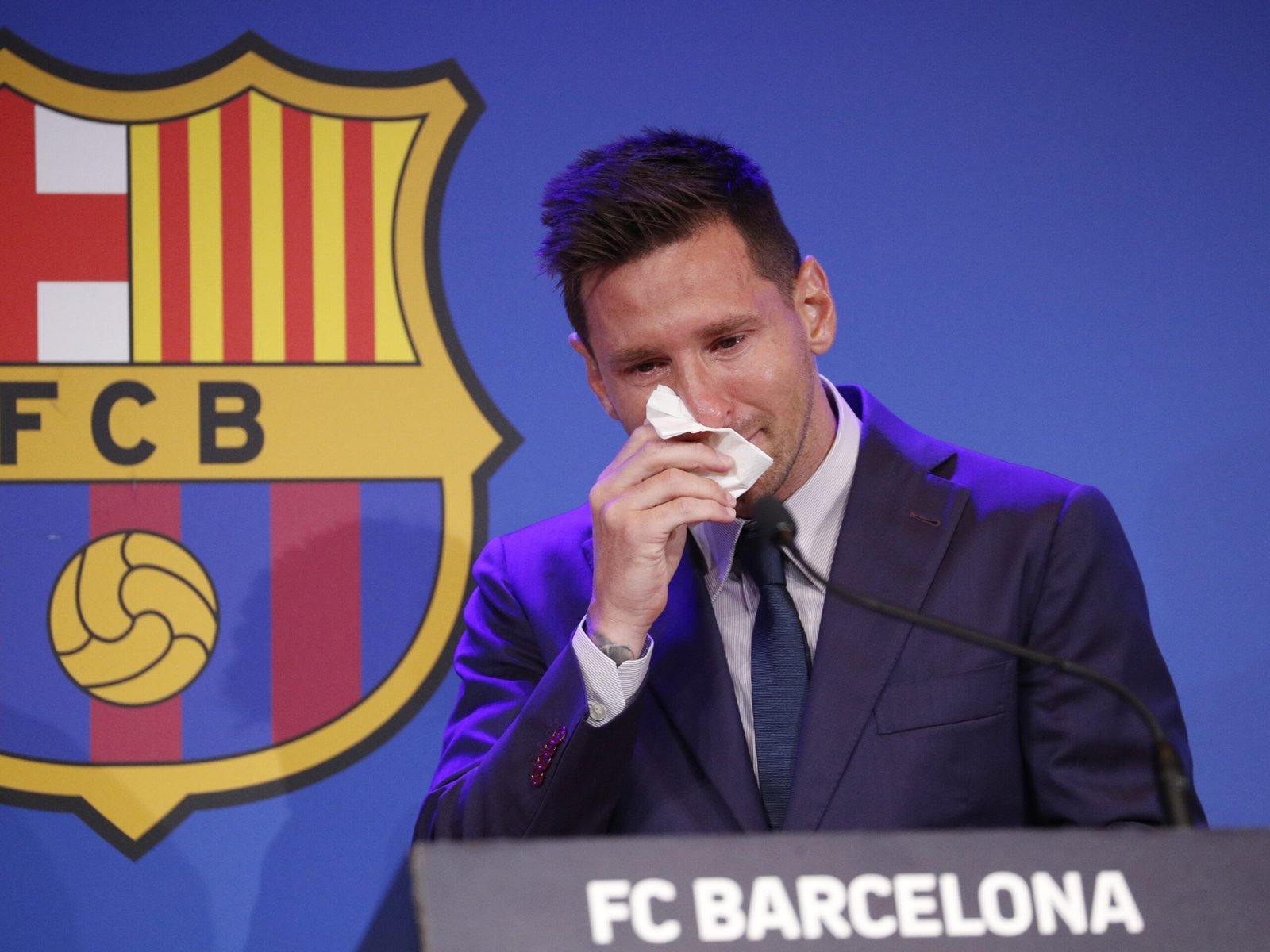 Messi chora em despedida e diz que 'não estava preparado' para deixar o Barça