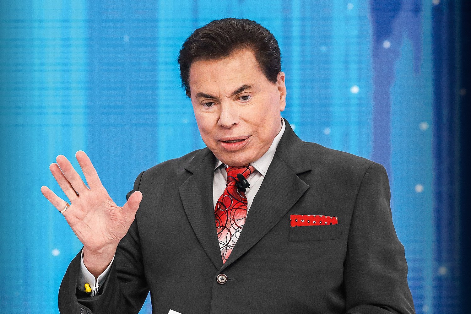 Silvio Santos tem alta e deixa hospital em SP