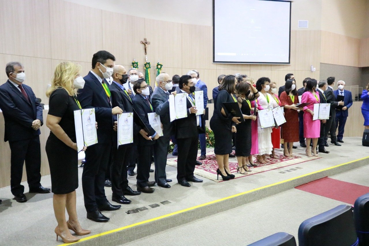 TCE condecora personalidades com o Colar do Mérito Jesualdo Cavalcanti