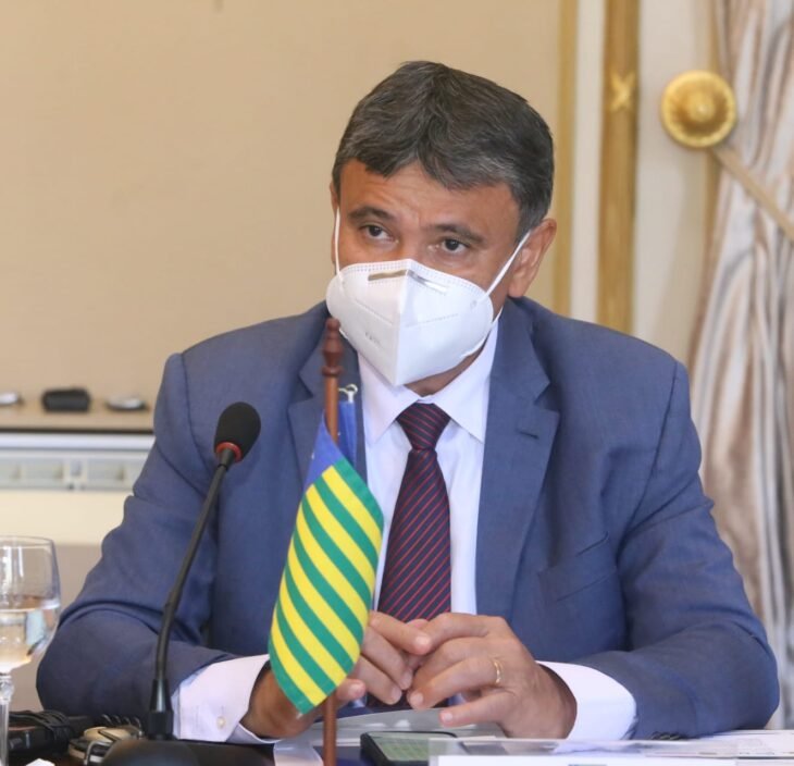 Governador prevê desobrigar uso de máscara após carnaval