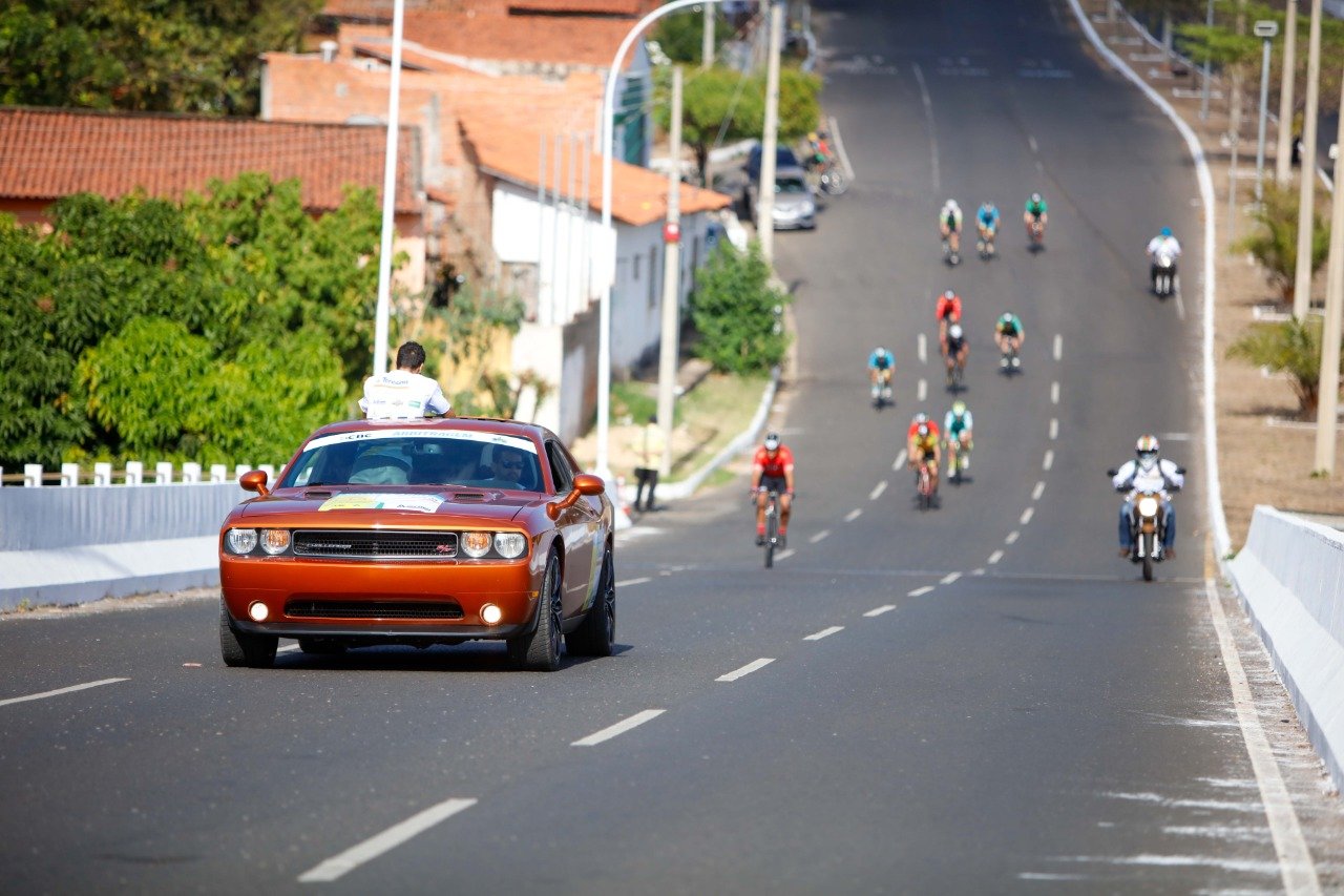 Atletas homenageiam a capital do Piauí no GP Teresina de Ciclismo