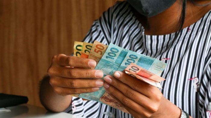 Governo propõe novo programa social; ala política defende valor de R$ 400