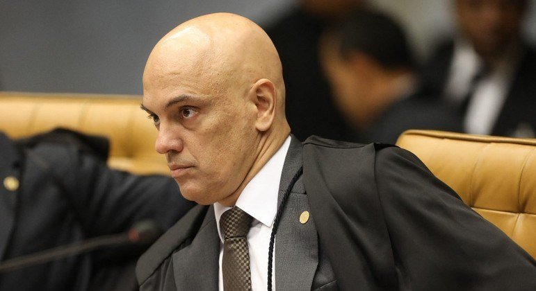 Moraes abre inquérito sobre Bolsonaro por ligar vacinas a Aids