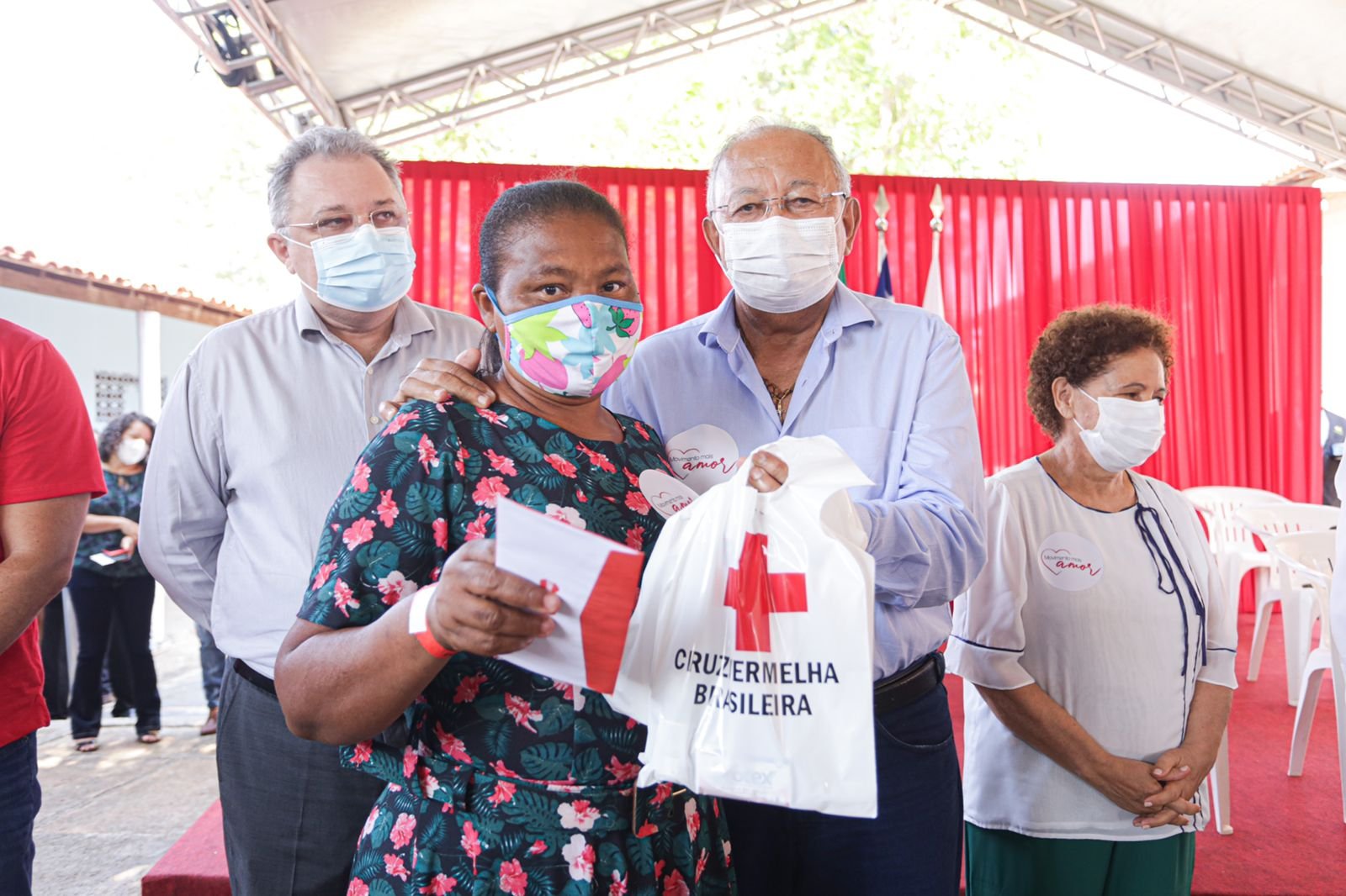 Dr. Pessoa entrega cartão alimentação para famílias carentes de Teresina