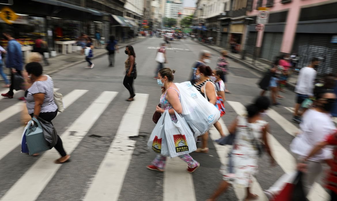 CNC: comércio terá a melhor contratação de temporários desde 2013