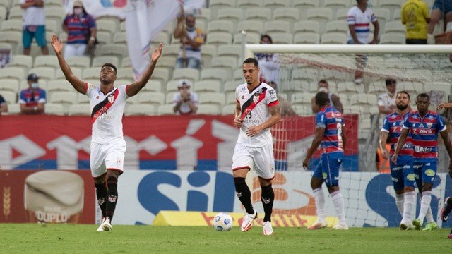 Atlético-GO vence Fortaleza em jogo com dois gols anulados pelo VAR