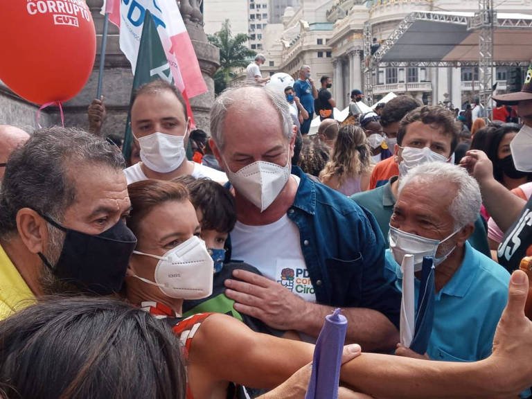 Representante do PCO chama Ciro Gomes de canalha em protesto