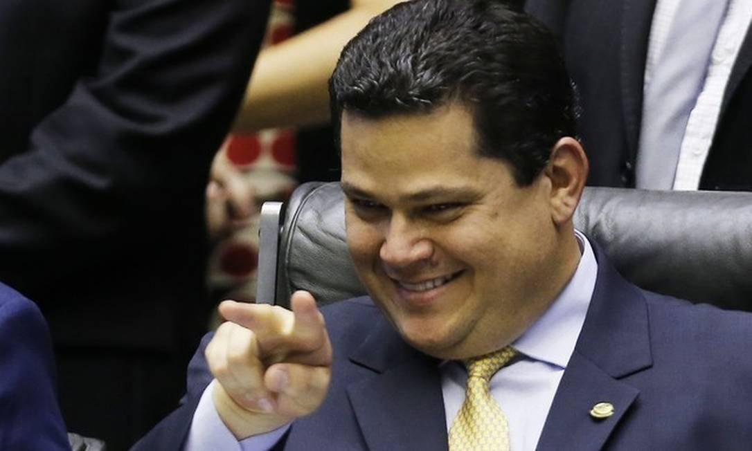 Esquema de rachadinha no gabinete de Alcolumbre no Senado rendeu R$ 2 milhões, diz revista