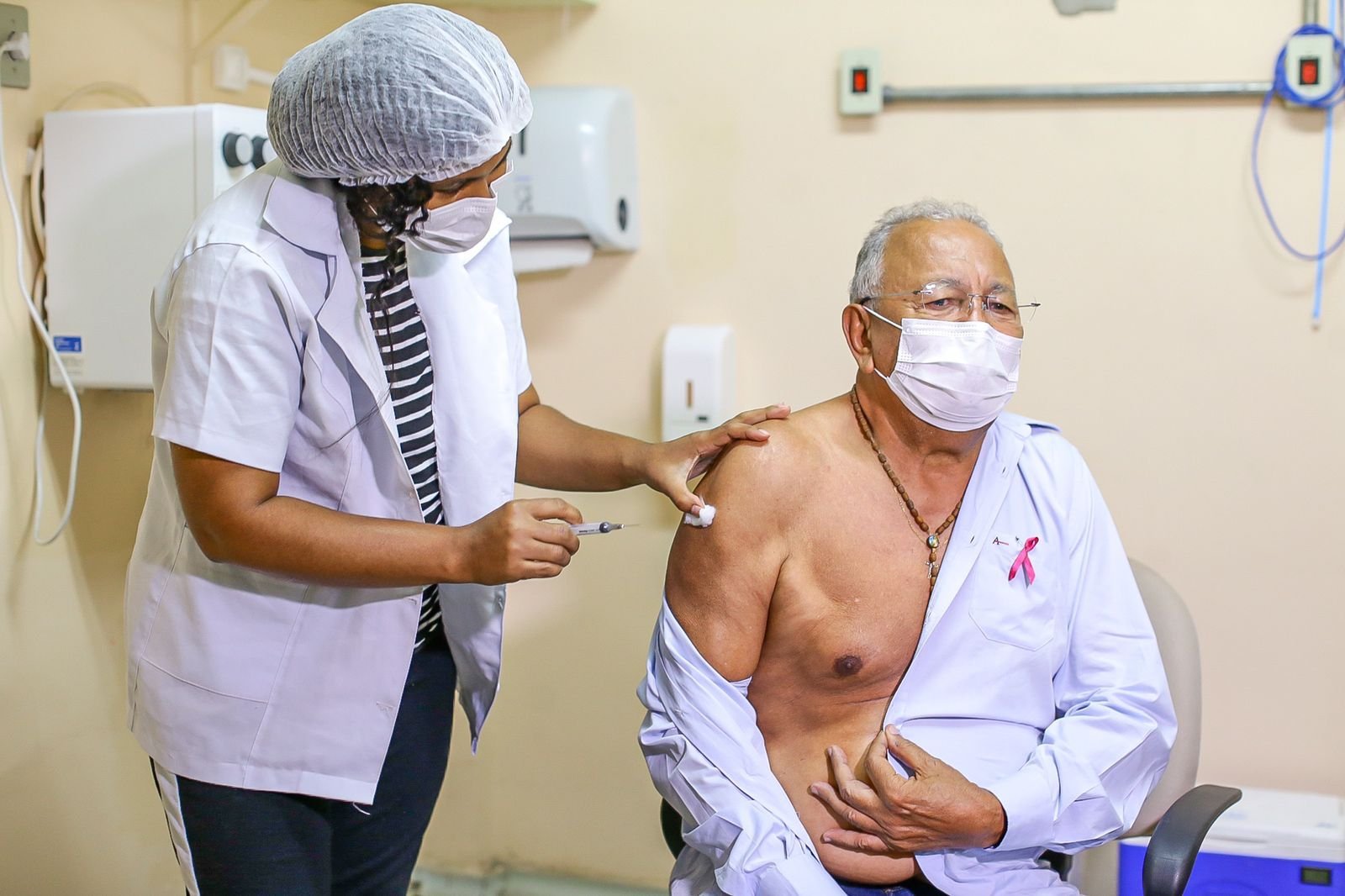 Dr. Pessoa toma 3ª dose e ressalta a importância da vacinação