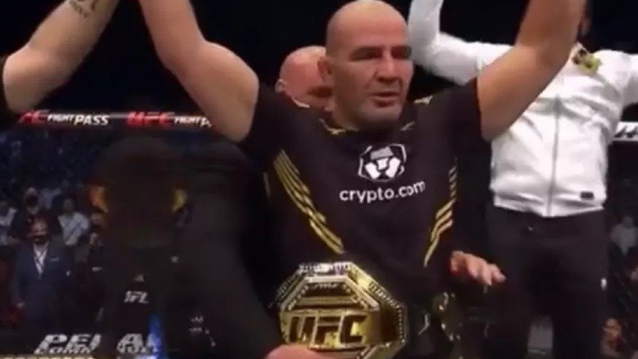 Glover finaliza Blachowicz e conquista o cinturão dos meio-pesados do UFC