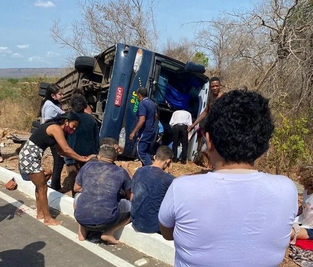 Ônibus tomba e deixa mortos e feridos no Sul do Piauí