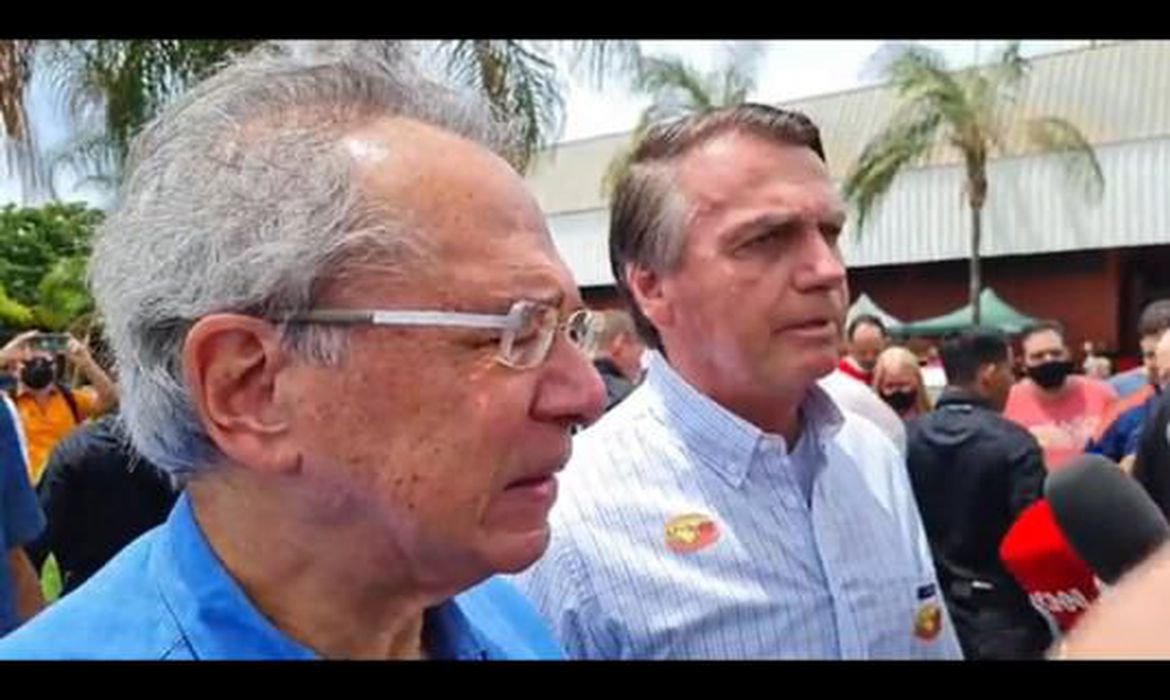 Bolsonaro afirma que governo não interferirá em preços