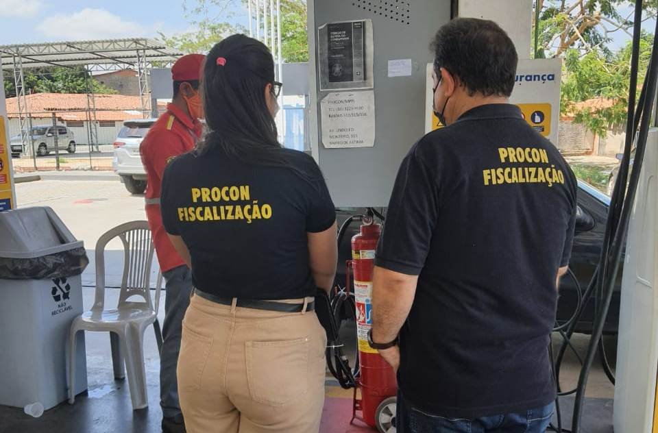 Procon fiscaliza reajuste ilegal em postos de combustíveis de Teresina