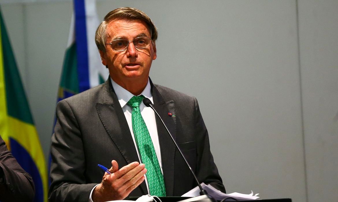 Bolsonaro edita decreto que regulamenta o Auxílio Brasil